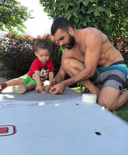 Juntos disfrutan de las cosas más sencillas de la vida, como en esta fotografía donde el actor confesó que muchas ocasiones los hijos son los que dan las lecciones más importantes. "Diego enseñándome cómo arreglar nuestra tabla. Así es la vida, uno nunca deja de aprender y muchas veces los maestros son nuestros hijos!", escribió.