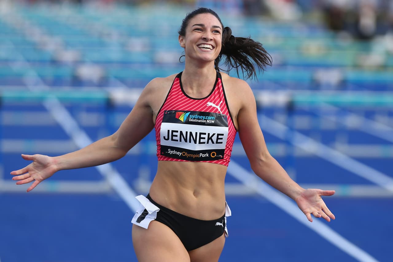 Jenneke se hizo popular por un 
<a href="http://www.univision.com/deportes/vuelve-el-baile-sexy-de-michelle-jenneke-a-las-pistas">sexy baile realizado antes de una competencia en 100 metros vallas</a>. Desde allí, su figura no pasa desapercibida en las pistas. Aunque apenas superó la primera ronda en las pasadas olimpiadas, a sus 23 años aún tiene mucha carrera para deleitar con su talento, su atlético cuerpo y bella sonrisa.