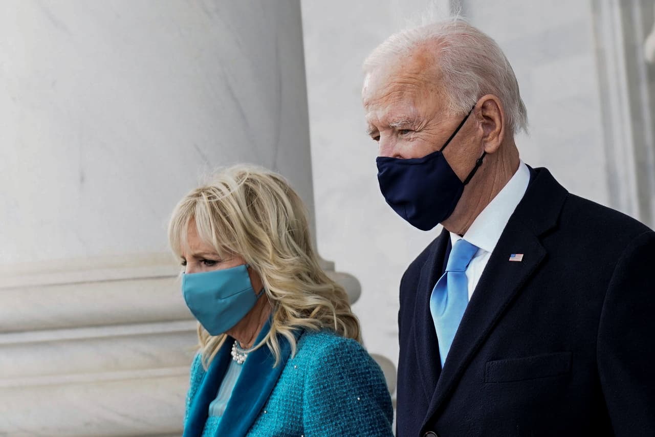 Alexandra O'Neill fue la diseñadora que estuvo detrás del vestuario de la primera dama. En una entrevista para The Hollywood Reporter, declaró que su intención era "crear un look clásico para la doctora Biden".