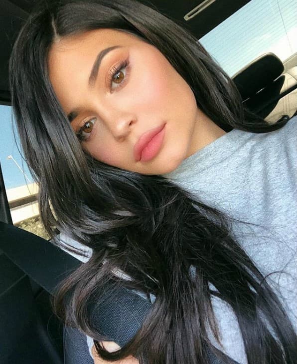 La empresaria y estrella de la telerrealidad,
<b>Kylie Jenner</b>
<b>es la primera </b>integrante del clan
<b> Kardashian-Jenner</b> en lograr que su promoción
<b> oficial</b> en las redes sociales supere el valor de
<b>1 millón de dólares</b>, según la firma
<b><a href="http://www.dmariearchive.com/">D'Marie Analytics</a></b>.
