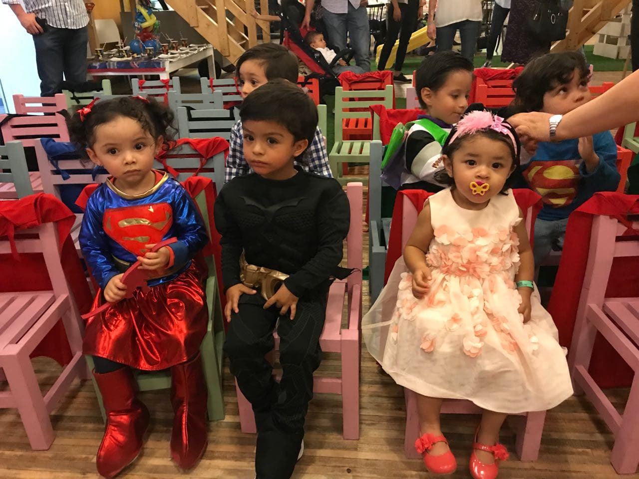 Emmanuel estaba muy atento a los shows que tuvo: uno de títeres y otro con los personajes de 'The Avengers', quienes acudieron a amenizar su fiesta.