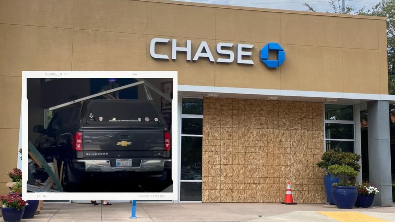 A la derecha, tapada con madera, la ventana del banco por donde entró la camioneta de la mujer de 70 años.
