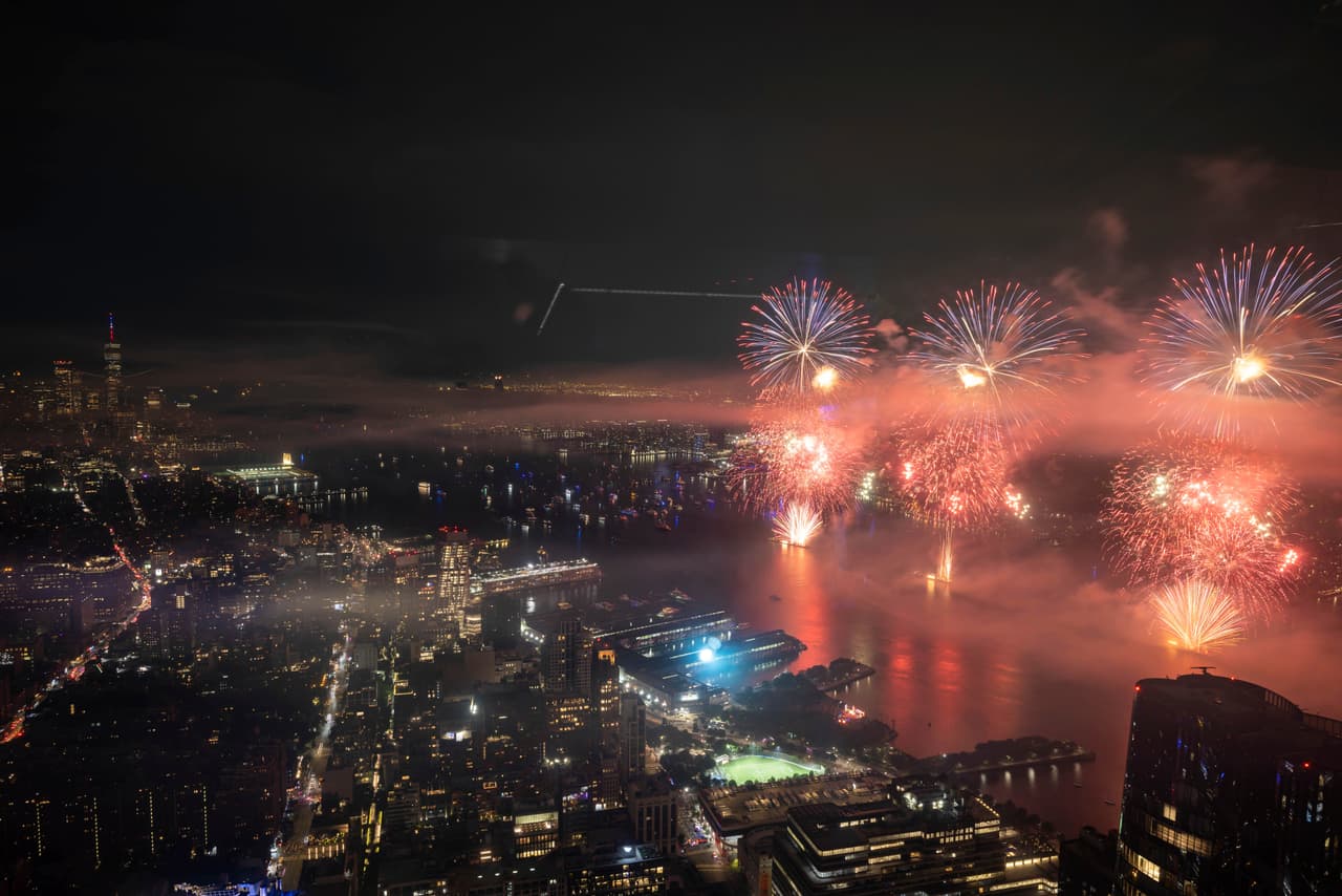 Los residentes de Nueva York y Nueva Jersey disfrutaron del espectáculo de luces y colores sobre el río Hudson.
<br>