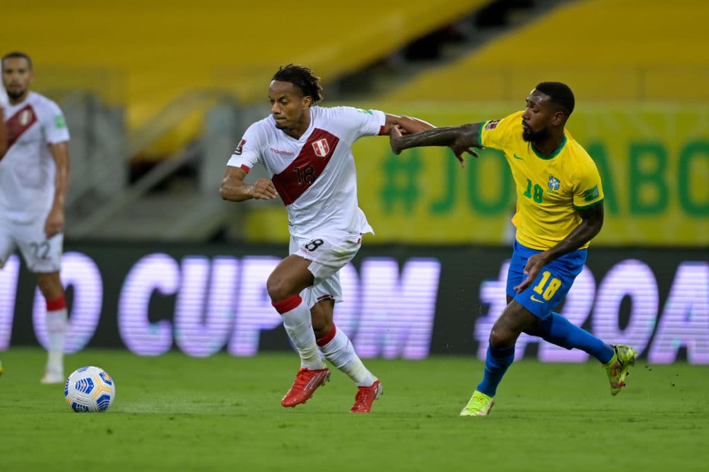 Brasil se mantiene en la cima de la eliminatoria de CONMEBOL luego de vencer a Perú 2-0 en casa.