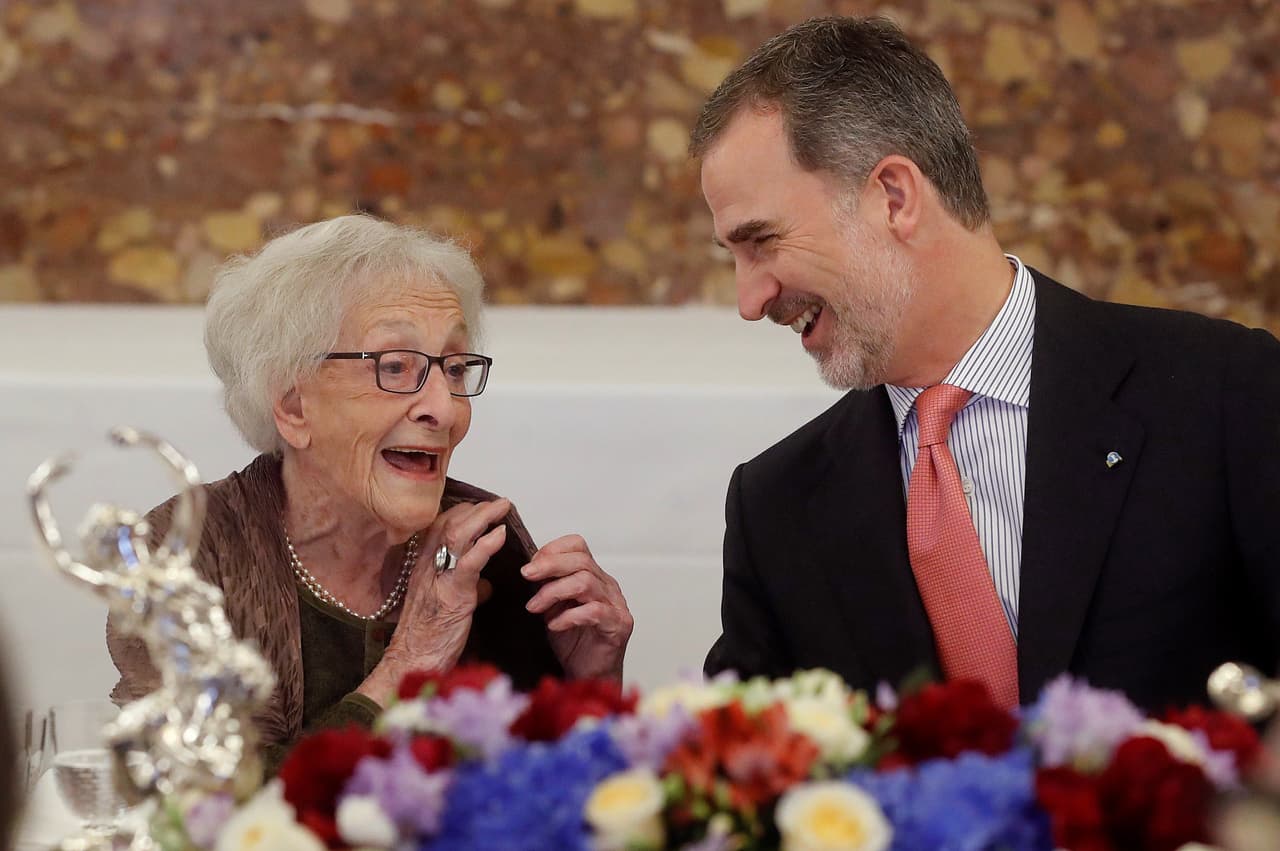 Ida Vitale conversando con el rey Felipe VI de España durante una cena en homenaje a la ganadora del premio Cervantes.