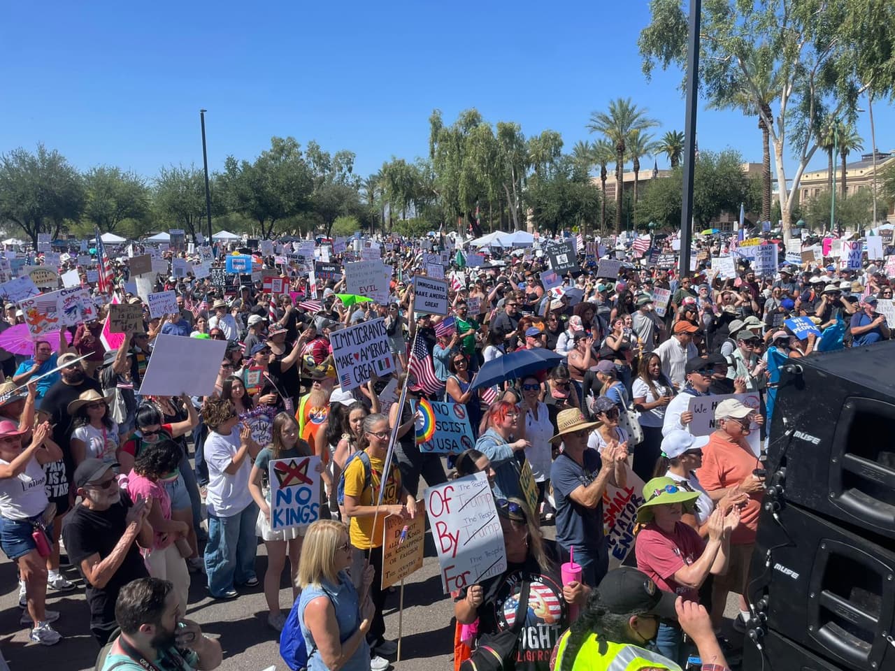 Al mediodía, los asistentes comenzaron a replegarse, una decisión motivada en mucho por el calor.