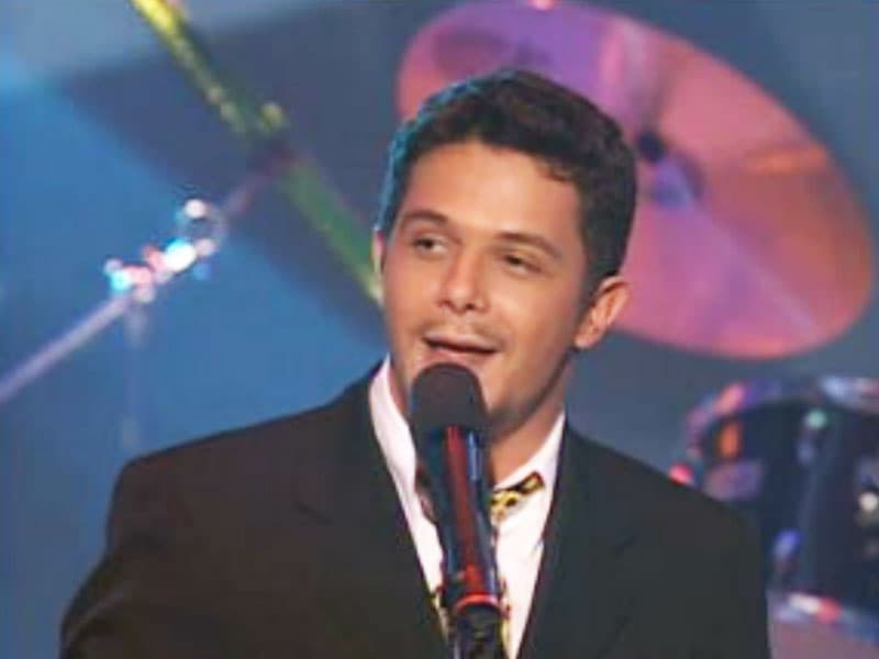 En 1998, Alejandro Sanz se estrenó en Premio Lo Nuestro y conquistó al público con el éxito 'Corazón partido'.