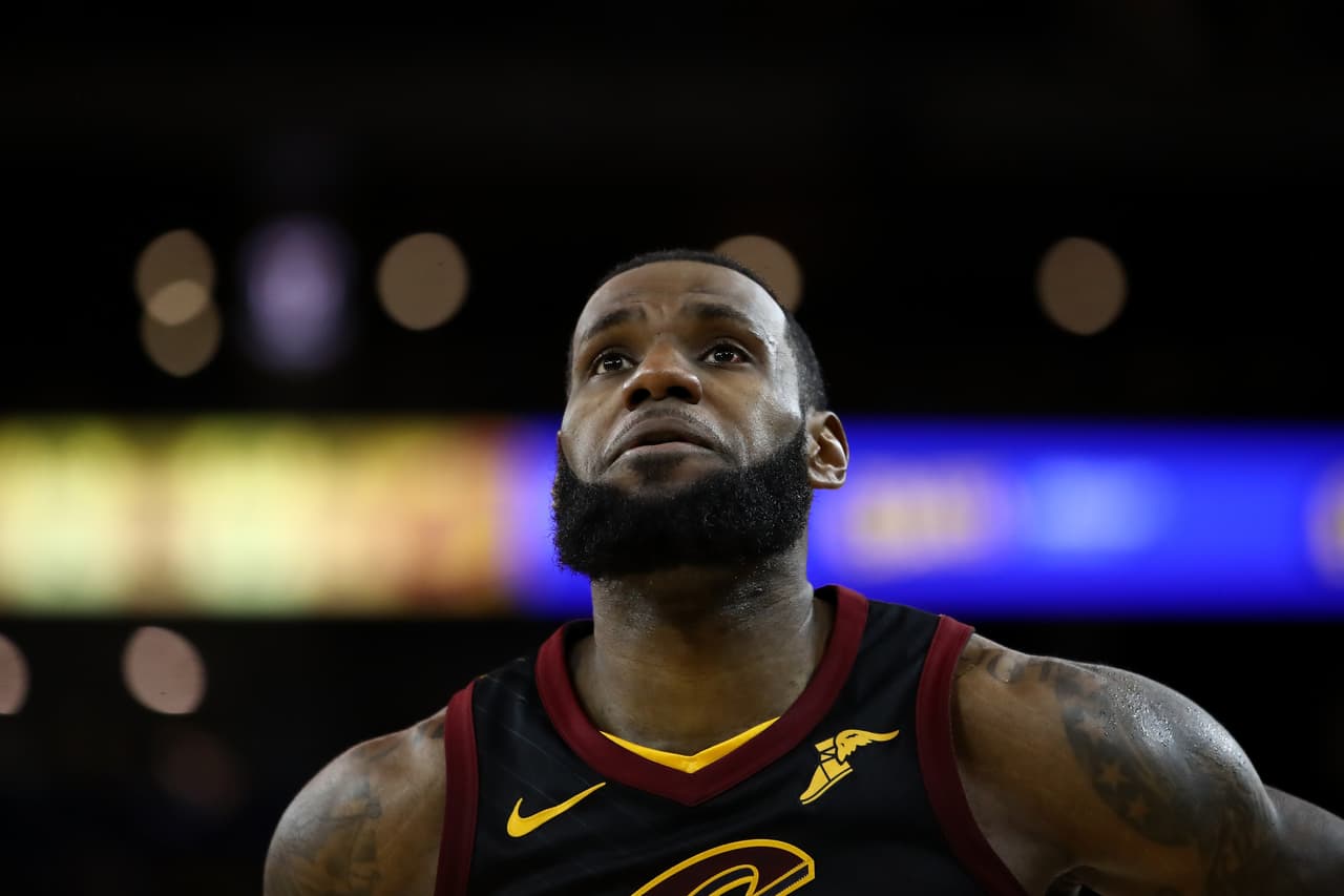 La última decepción de LeBron con los Cavaliers fue este año en las finales, luego de ser barridos 4-0 por los Warriors. James confesó haber actuado con una mano lastimada tras el juego 1.