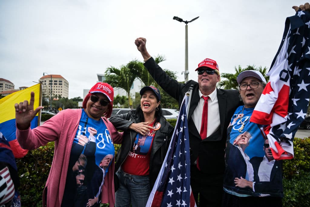 Seguidores de Trump con los brazos en alto para celebrar el regreso al poder del político republicano.
