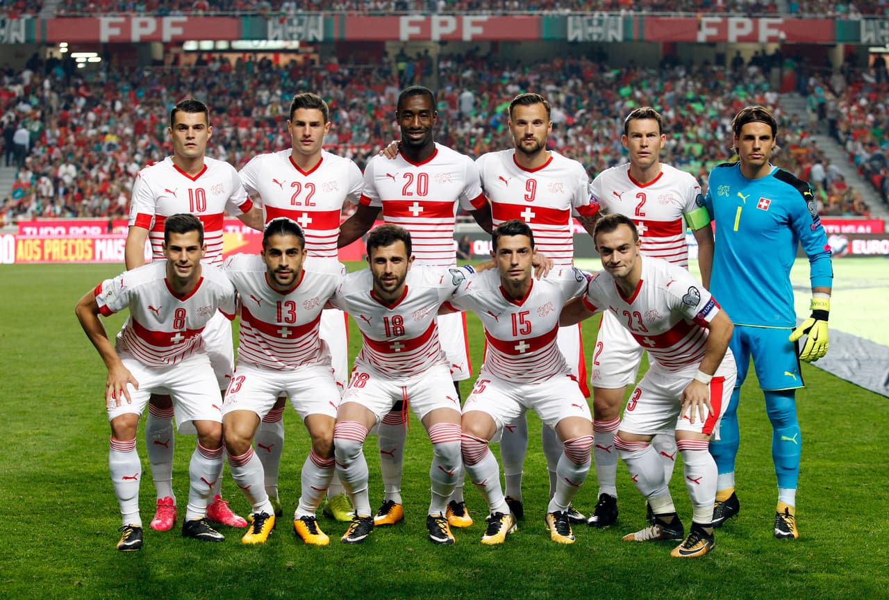 Mientras que Vladimir Pektovic lo hizo con: Sommer; Lichtsteiner, Djourou, Schär, Rodríguez; Xhaka, Dzemaili, Freuler; Shaqiri, Seferovic, Mehmedi.