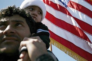 De aprobarse una reforma migratoria como el plan del Senado, entre 8 y 10 millones de indocumentados podrían regularizar sus permanencias en Estados Unidos. 