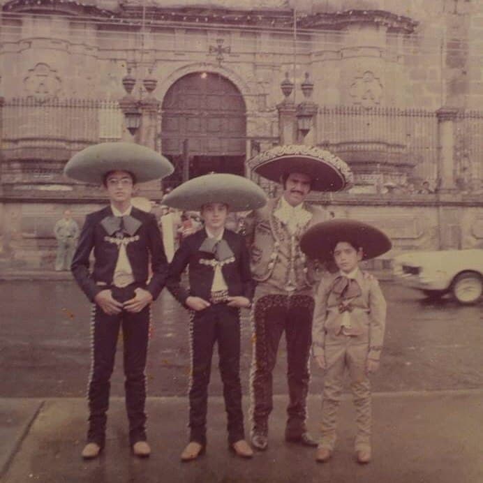 'Los Tres Portillos', los tres hijos biológicos de Vicente Fernández, por quienes se nombró así su rancho en las afueras de Guadalajara.