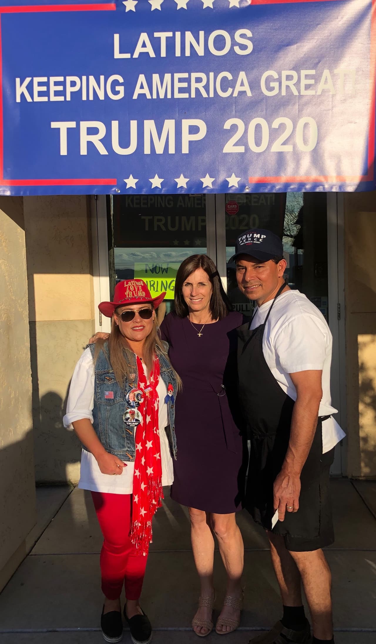 La senadora Martha McSally visitó el restaurantey aprovechó para pedir el apoyo para la reelección del presidente, en su cuenta de tuiter pidió visitar el lugar.