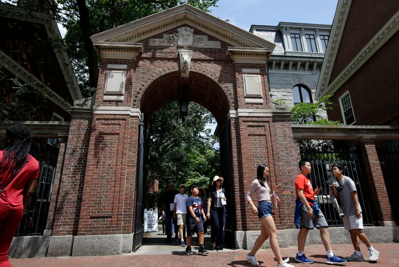 EEUU permite la entrada de estudiante de Harvard que deportó tras revisión de sus cuentas en redes sociales