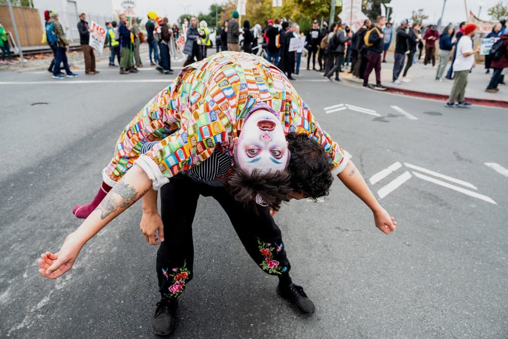 A partir del miércoles, 22 de octubre, no solo hay protestas frente a la corte de Inmigración y las oficinas de ICE en San Francisco. A 15 millas de distancia, comenzaron las 
<b><a href="https://www.univision.com/local/san-francisco-kdtv/protesta-trump-san-francisco-manifestacion-pacifica-rechazo-politicas-fotos" target="_blank">manifestaciones</a></b> frente a la base Alameda de la Guardia Costera, en Oakland.