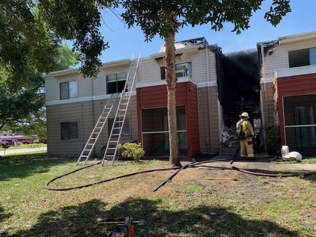 Fuerte incendio deja daños en 8 apartamentos de un vecindario del condado de Seminole