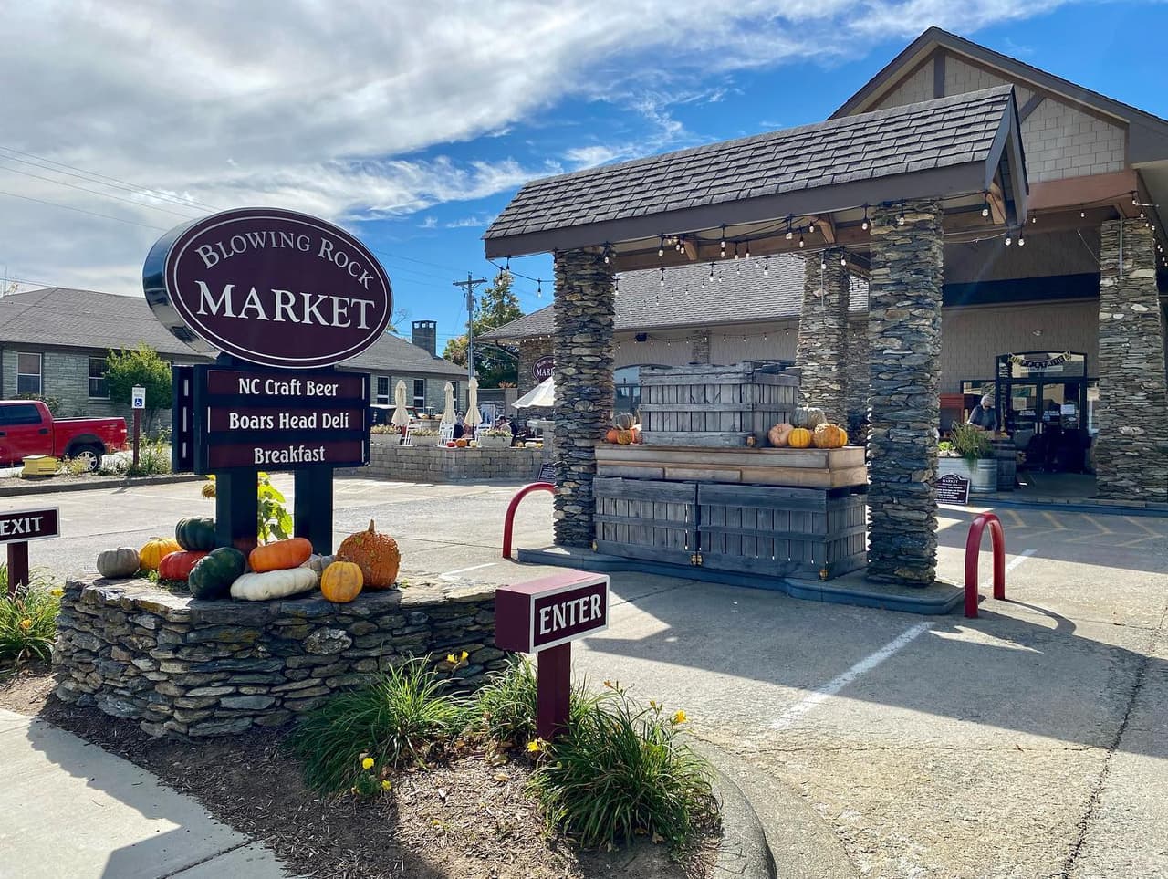 <b>Blowing Rock</b>. Blowing Rock es una ciudad turística de lujo con mucho encanto montañés. Es ideal para un fin de semana relajado lleno de caminatas y compras.
<br>
<br>
<b><a href="https://goo.gl/maps/wjkpvrdfnsLBL64k9">Cómo llegar</a></b>