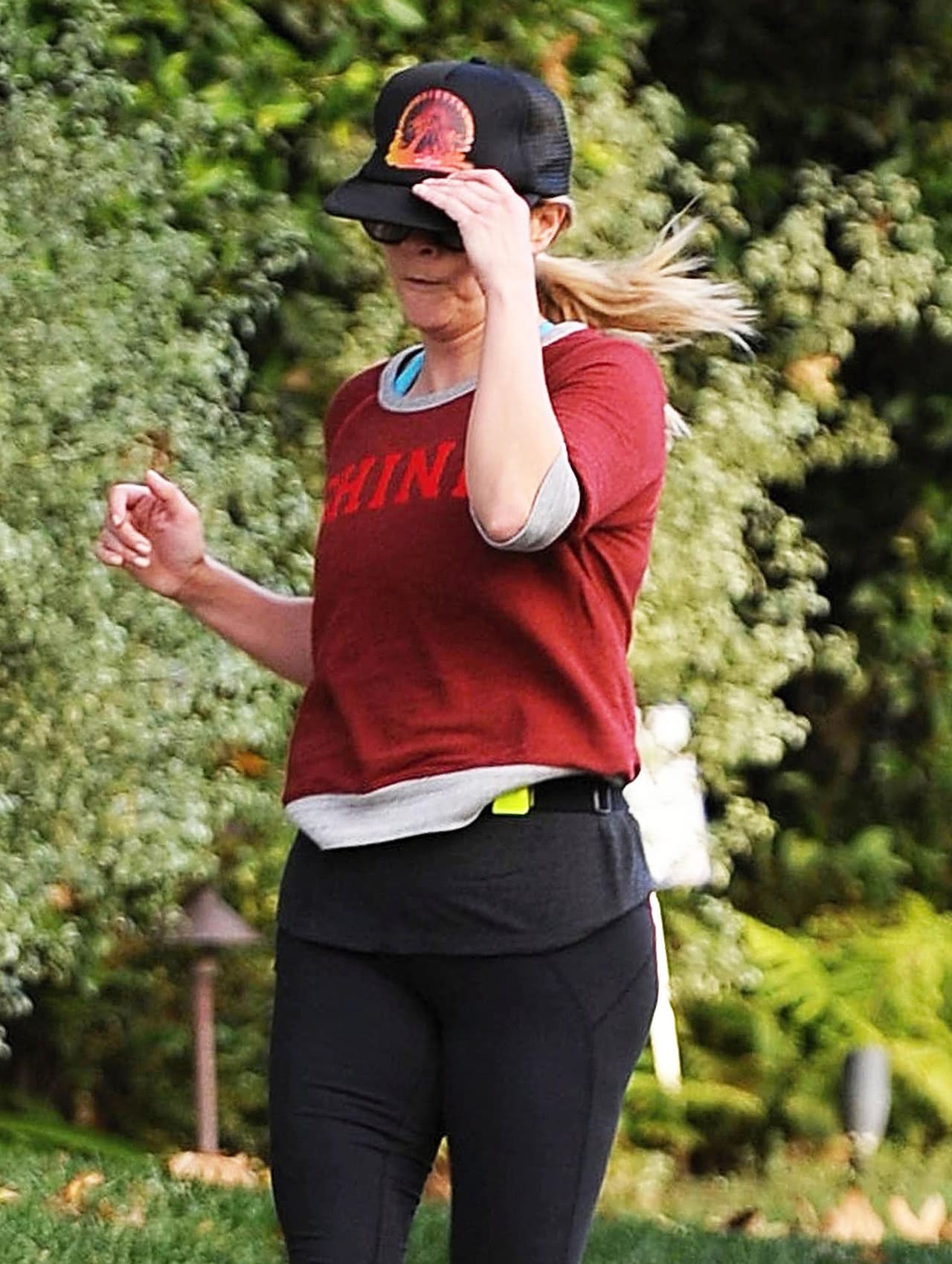 Pero ni la gorrita impidió que los fotógrafos tomaran el peor ángulo de la señora Witherspoon.