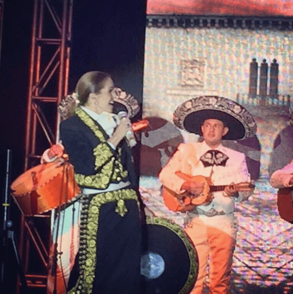 Esta vestimenta es muy representativa de la música regional mexicana.