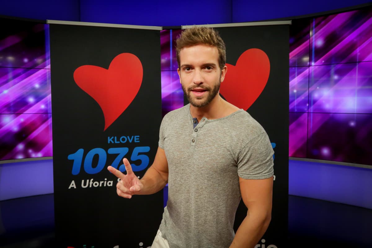 El cantante español y nominado a tres premios Latin Grammy estuvo en los estudios de Klove para deleitar a sus fans.