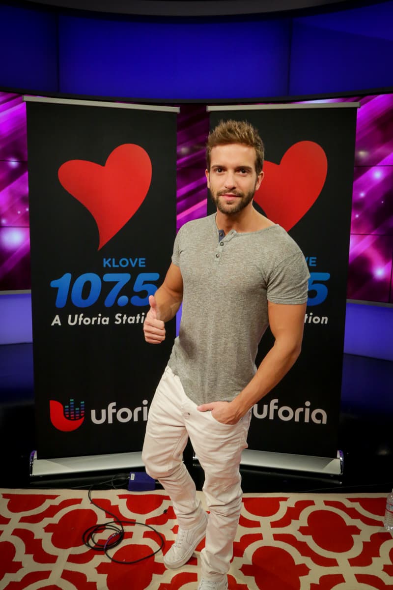 El cantante español y nominado a tres premios Latin Grammy estuvo en los estudios de Klove para deleitar a sus fans.