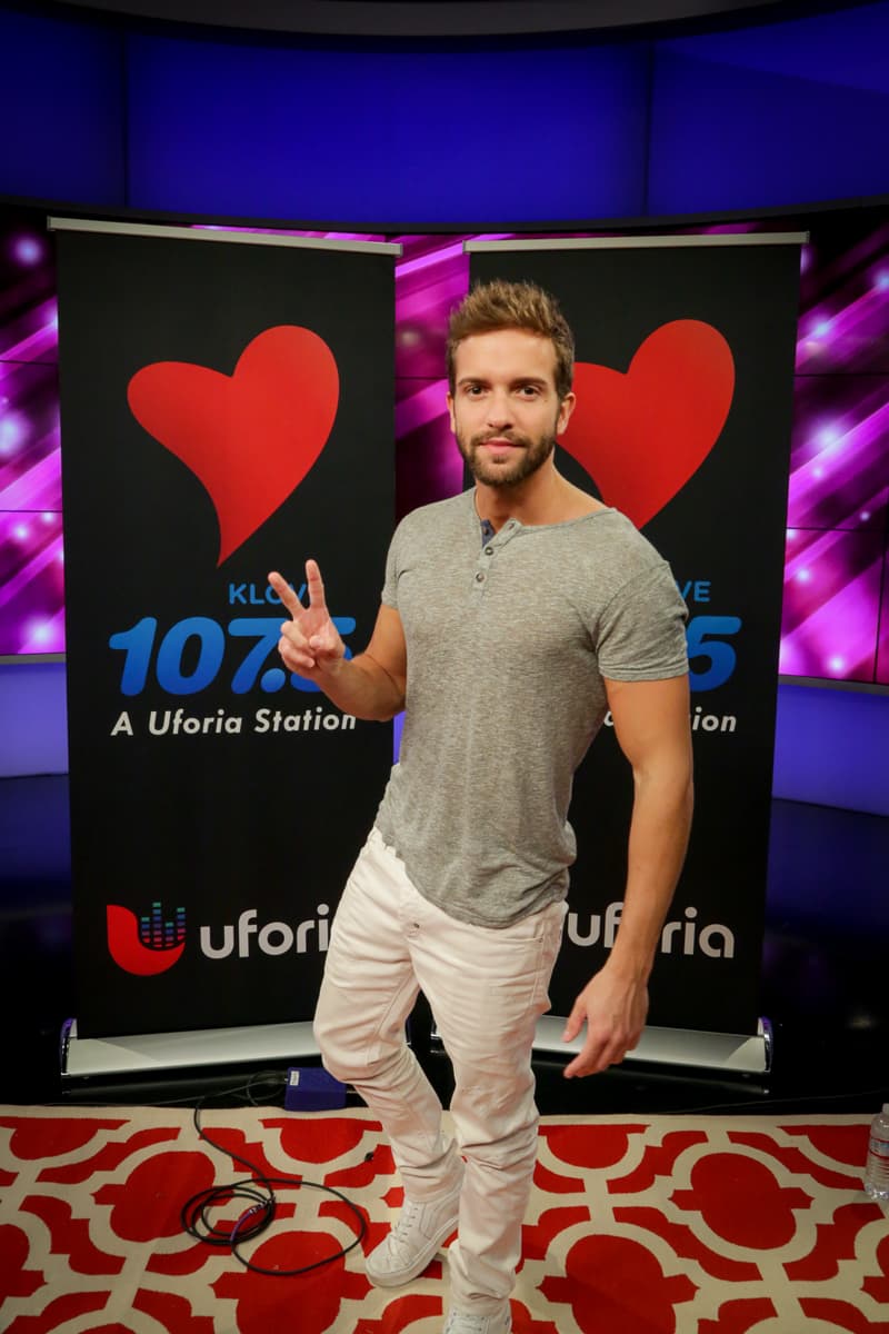El cantante español y nominado a tres premios Latin Grammy estuvo en los estudios de Klove para deleitar a sus fans.