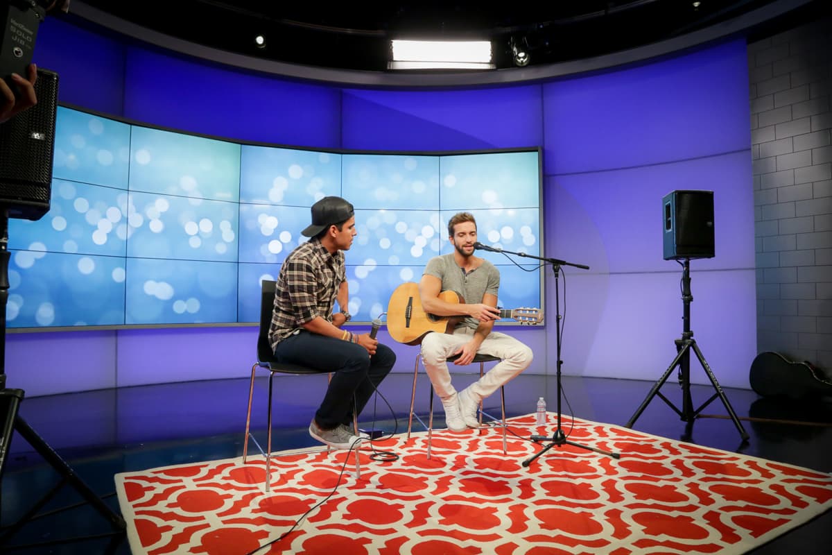 El cantante español y nominado a tres premios Latin Grammy estuvo en los estudios de Klove para deleitar a sus fans.