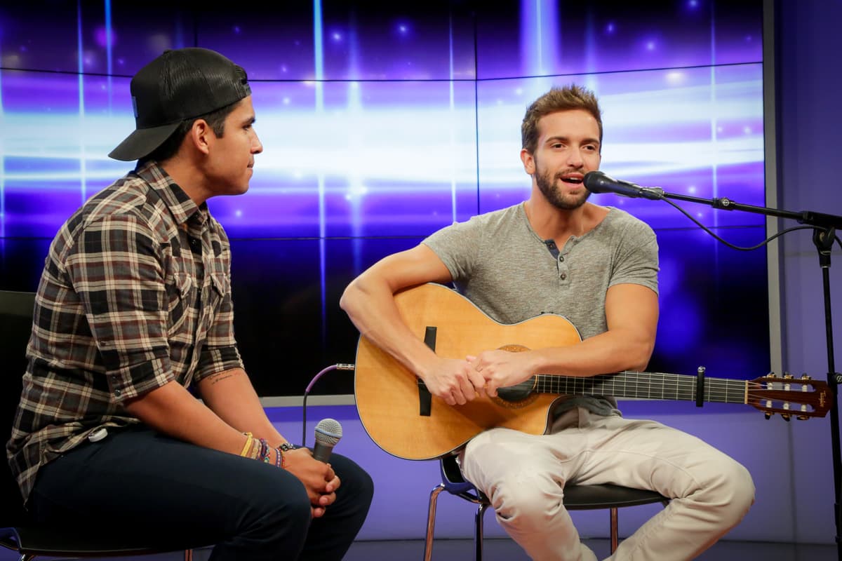 El cantante español y nominado a tres premios Latin Grammy estuvo en los estudios de Klove para deleitar a sus fans.