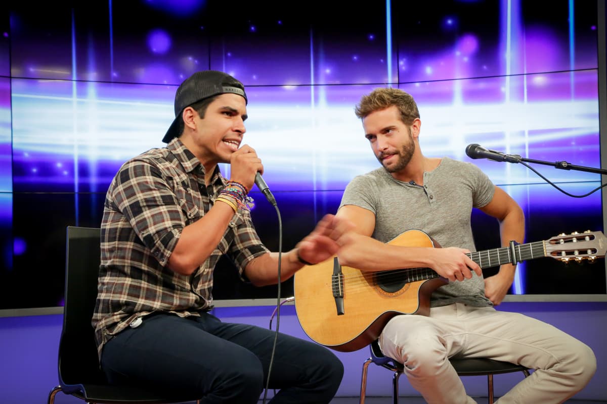 El cantante español y nominado a tres premios Latin Grammy estuvo en los estudios de Klove para deleitar a sus fans.