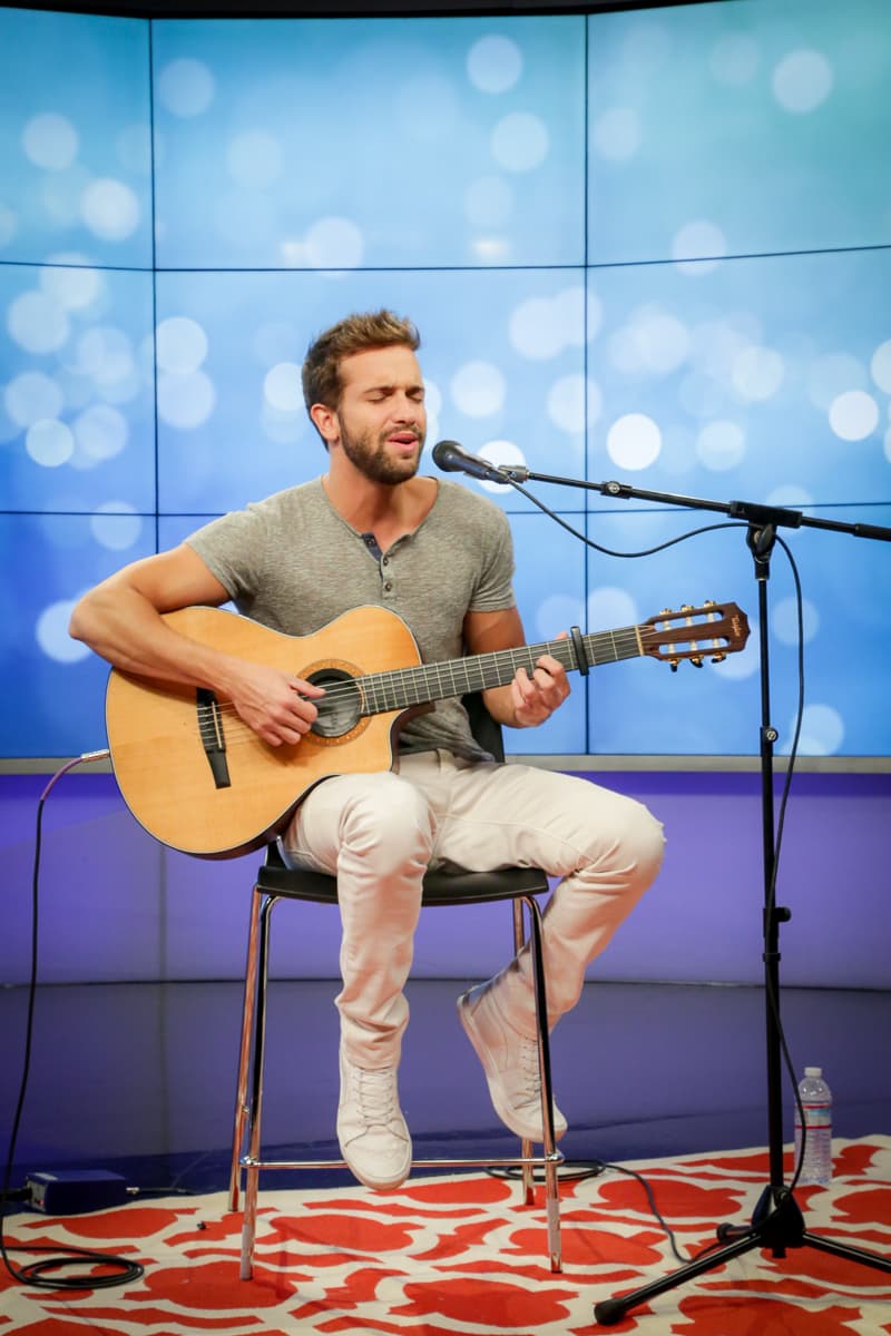 El cantante español y nominado a tres premios Latin Grammy estuvo en los estudios de Klove para deleitar a sus fans.