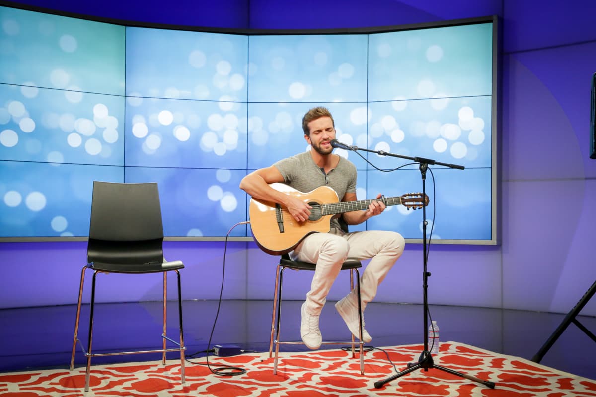 El cantante español y nominado a tres premios Latin Grammy estuvo en los estudios de Klove para deleitar a sus fans.