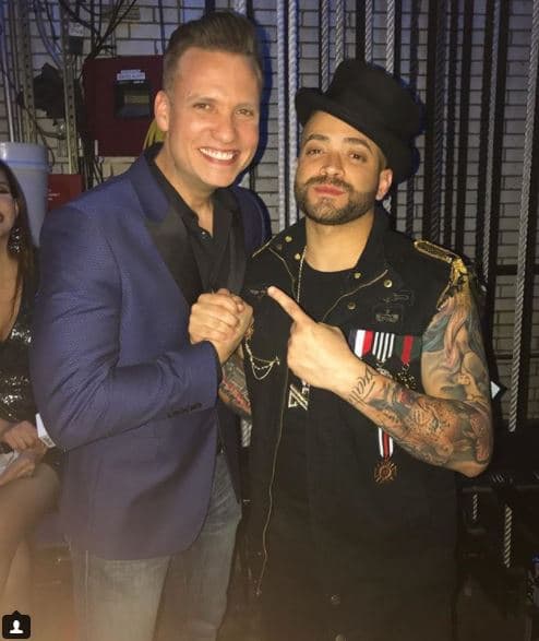 El conductor del concierto, Rafael Bello, aprovechó la ocasión para posar al lado de Nacho. Rafael hizo hincapié en que este concierto marca el inicio de las celebraciones por los 50 años de Univision Nueva York.