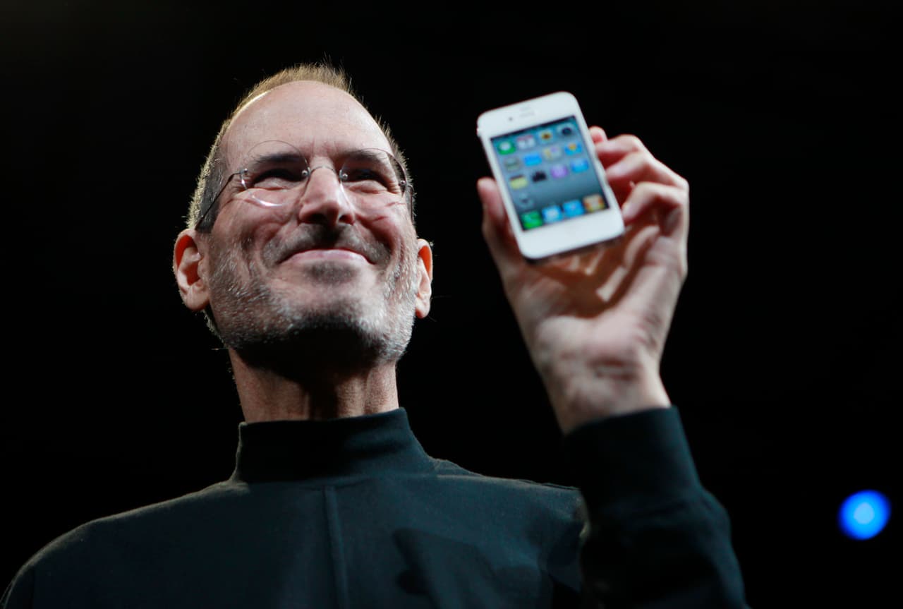 En 2010, Steve Jobs lanzó la tercera versión el iPhone.