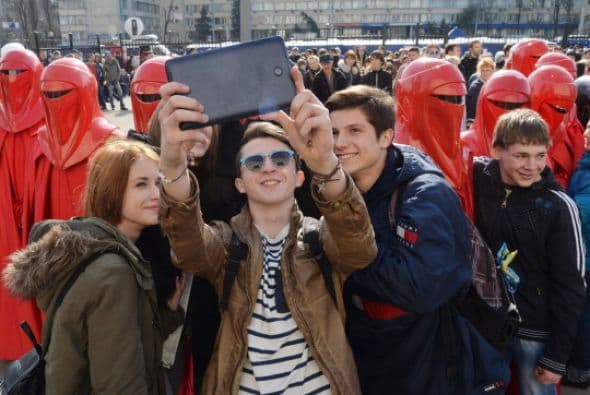 Y ¿dónde toman esta “selfie”? se trata de los festejos celebrados frente al edificio de la Comisión Electoral en Kiev, Ucrania.