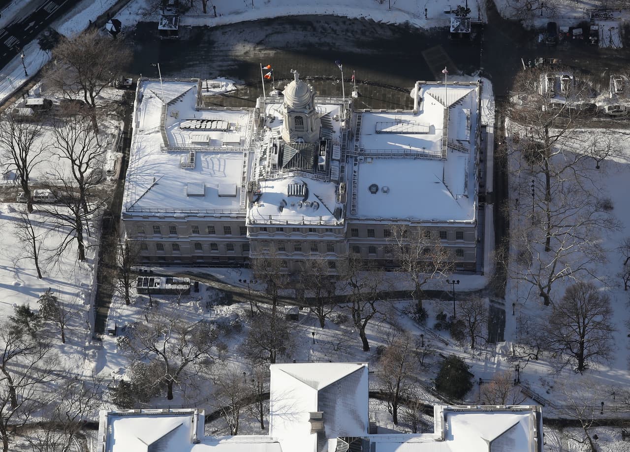 Una cobija de nieve sobre el edificio de la alcaldía de Nueva York, en Manhattan.