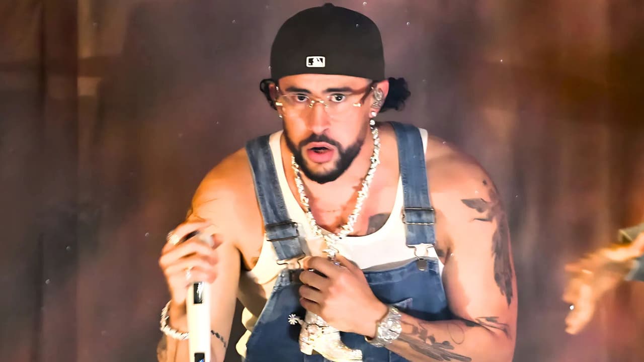 Bad Bunny en polémica por arreglarle el escote a una chica en uno de sus conciertos