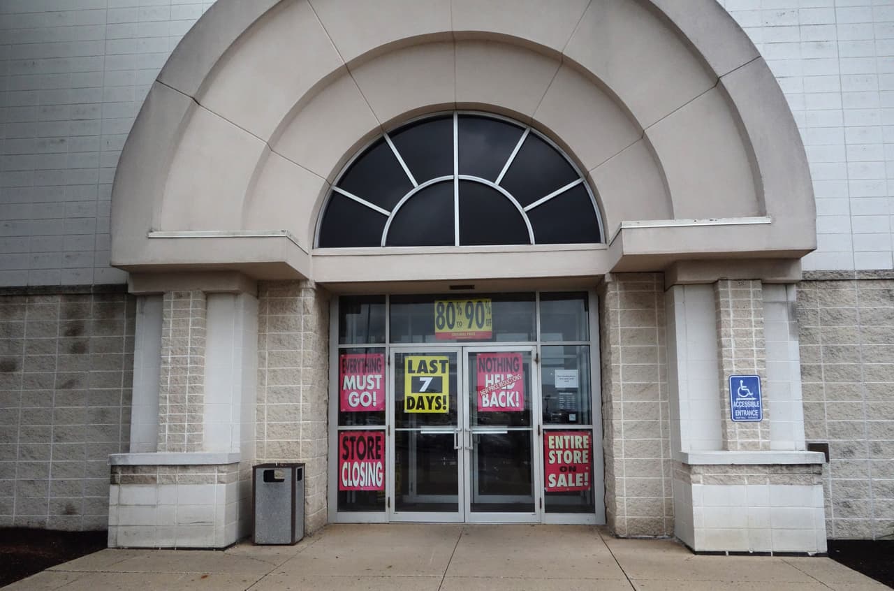 En Oklahoma cerrarán las tiendas ubicadas en:
<br>📍
<b>Oakwood Mall </b>(4125 W Owen K Garriott Rd, Enid)
<br>📍
<b>Tandy Town Shopping Center </b>(1744 E Carl Albert Pkwy, McAlester)
<br>📍
<b>Town Center Plaza </b>(7271 SE 29th St, Midwest City)
<br>📍
<b>Arrowhead Mall </b>(501 N Main St, Ste 118, Muskogee)
<br>📍
<b>Shawnee Mall </b>(4901 N Kickapoo Ave Ste 4000, Shawnee)
<br>📍
<b>Tulsa Promenade </b>(4101 S Yale Ave, Tulsa)