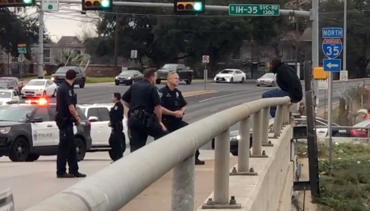 Policías logran persuadir a hombre que amenazaba con lanzarse de puente a la I-35