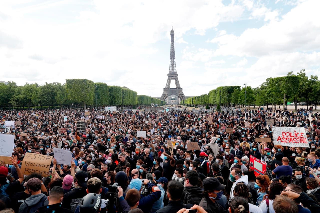 <b>El movimiento llega a Europa.</b> Miles de manifestantes por el movimiento 
<i>Black Lives Matter</i> reunidos en París, Francia, el 6 de junio.