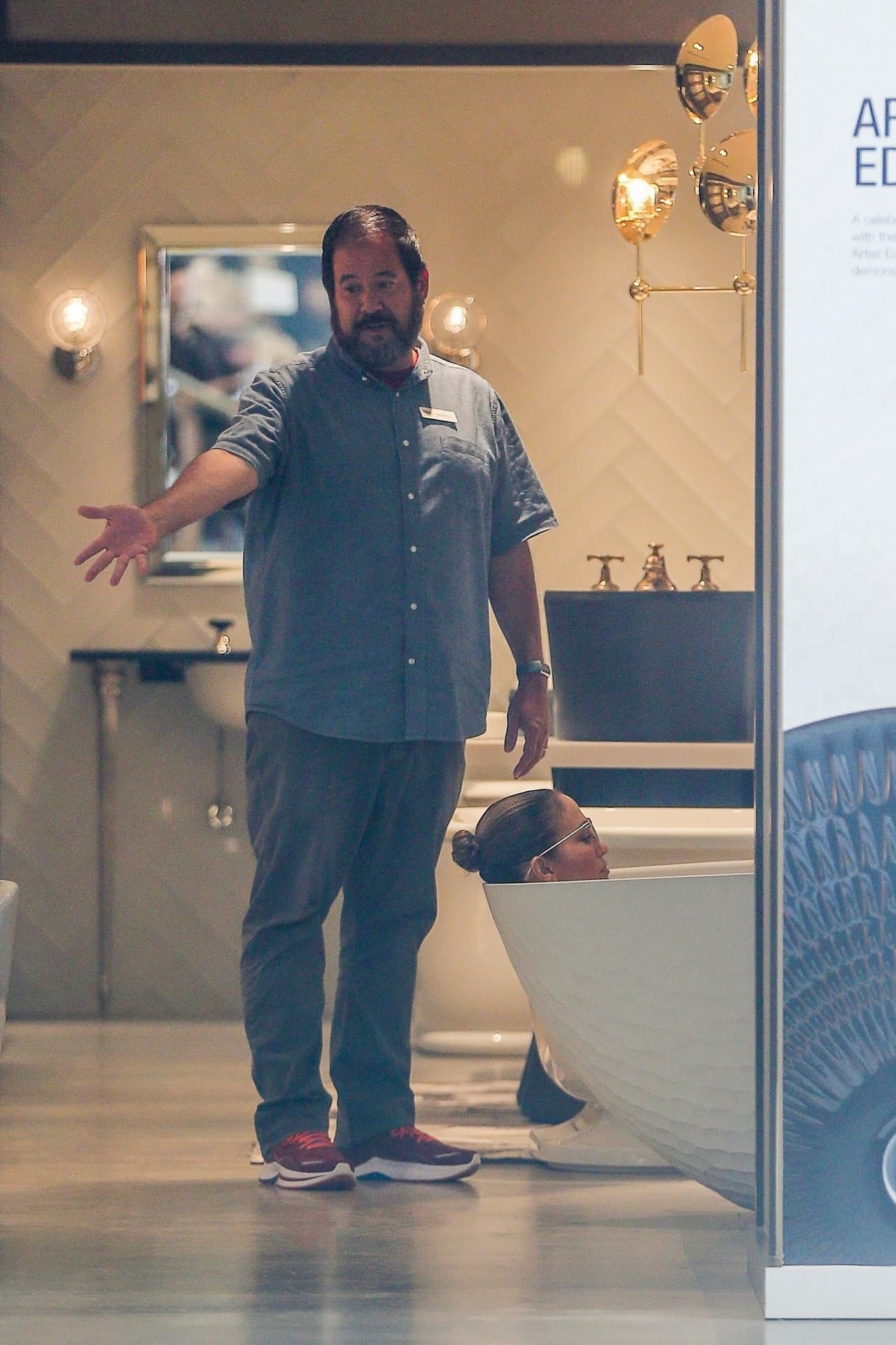 JLose dejo ver cómoda dentro de la bañera.