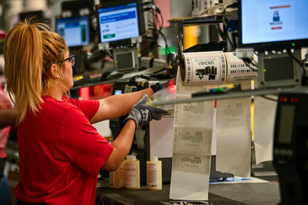 Aunque hay mucha tecnologia en el proceso, la mano humana es clave para completarlo con precisión.