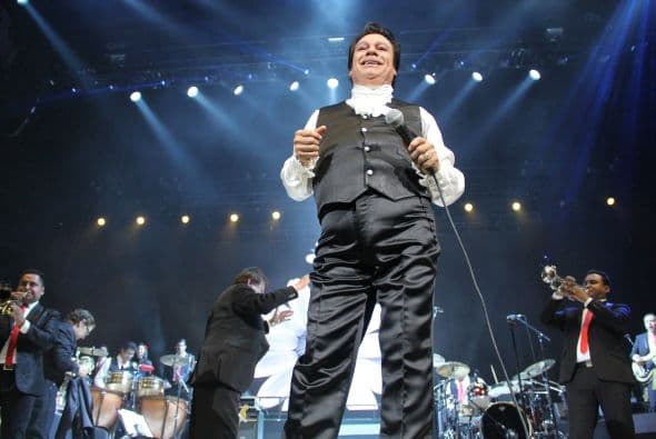 El Divo de Juárez, Juan Gabriel, hizo retumbar Phoenix con su música, su voz y sus bailes, enloqueciendo a miles de fans que llenaron el US Airways Center. Con un "¡Viva México!", Juanga arrancó su gira de conciertos del tour "Volver" ante un auditorio repleto que respondió con la misma pasión. Este ícono mexicano deleitó al público con sus grandes éxitos como "Querida", "El Noa Noa", "Inocente pobre amigo," y "Amor Eterno" entre muchos otros. El cantante se entregó por entero a sus seguidores, quienes cantaron, bailaron, lloraron y hasta aprovecharon para tomarse una selfie en un espectáculo que fue divertido y emotivo a la vez.