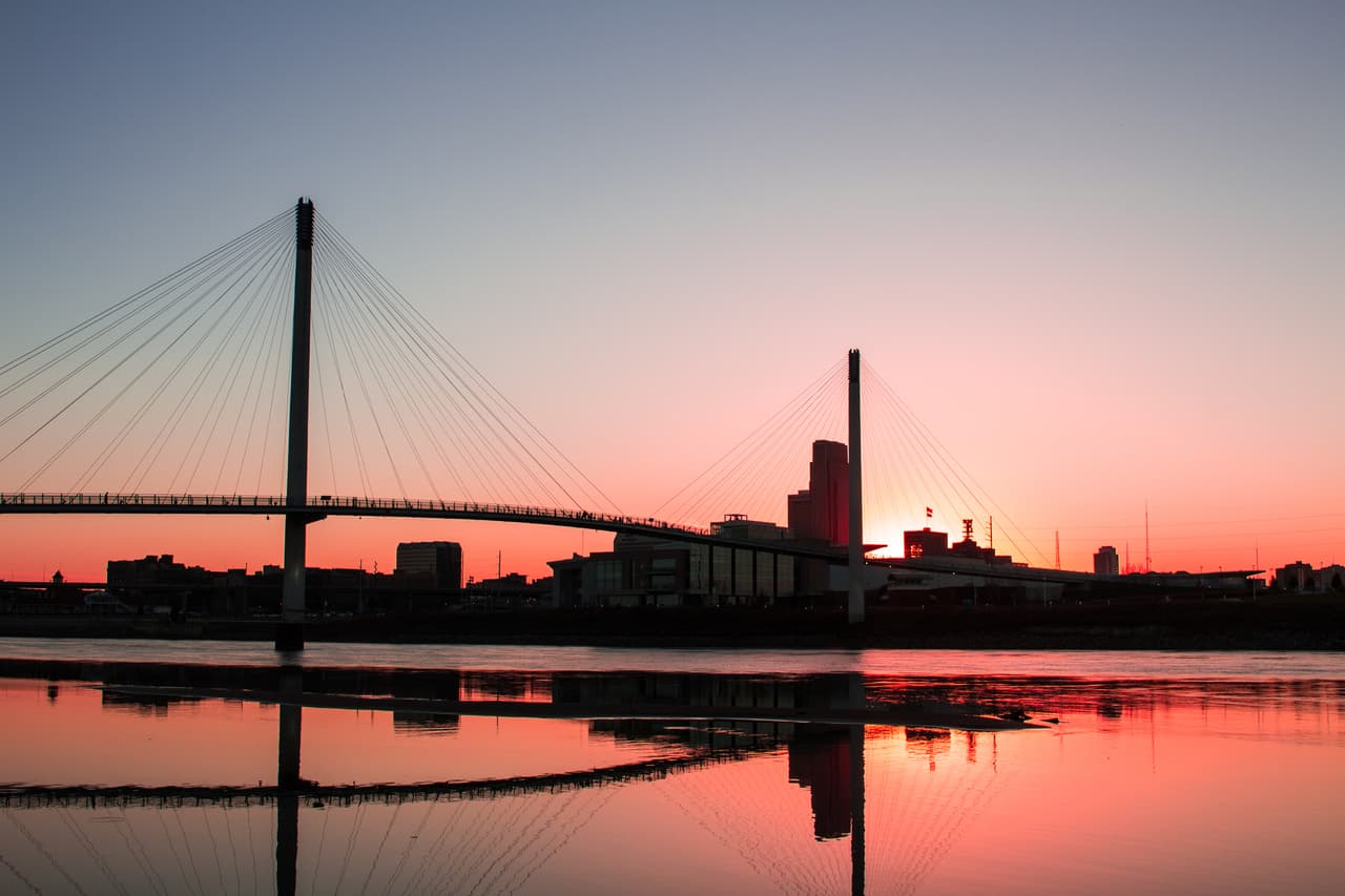 <h3 class="cms-H3-H3">9. Omaha-Council Bluffs, Nebraska-Iowa</h3>
<br>
<br>☢️ 
<b>La zona poblada está </b>a unas 9 millas de la base aérea de Offutt.
<br>
<br>☢️ 
<b>Densidad de población: </b>3,411 por milla cuadrada.
<br>
<br>☢️ 
<b>Estimación de muertes y heridos en caso de un ataque: </b>34,480 muertes, 140,790 heridos.
<br>
<br>☢️ 
<b>Sistema de prevención: </b>Emergency Preparedness and Response. 
<br>