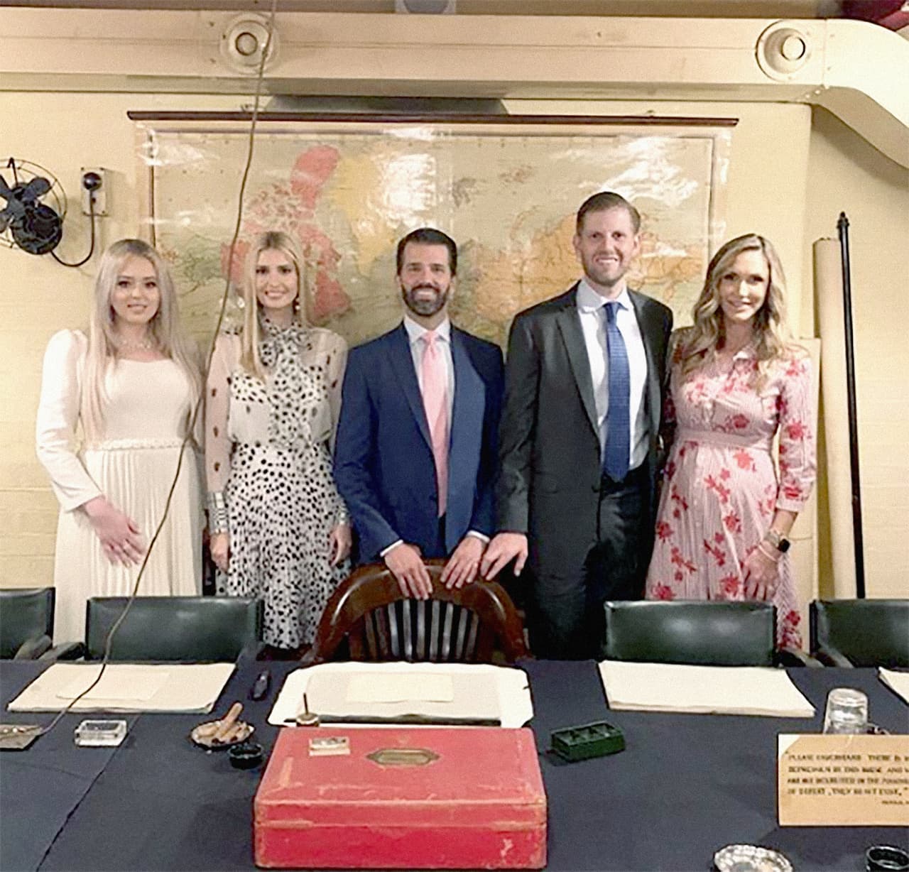 Esta foto, compartida por Donald Jr., muestra a los cuatro hijos y a la nuera de Trump, Lara, visitando los 
<i>war rooms</i> (salas de guerra) del primer ministro británico, Winston Churchill. En este sitio, el mandatario y su gabinete de guerra condujeron parte de las tropas aliadas que resultaron victoriosas en la Segunda Guerra Mundial. Crédito: Instagram 
<a href="https://www.instagram.com/p/BySqKE2FqSb/" target="_blank">Donald Trump Jr. </a>