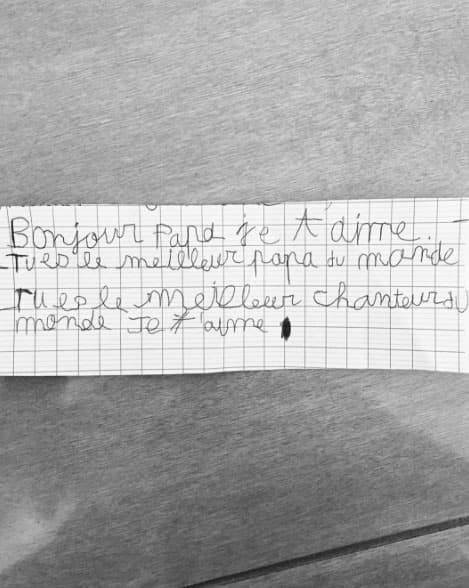 "Buenos días, papá. Te quiero. Eres el mejor papá del mundo. Eres el mejor cantante del mundo. Te quiero", dice en francés la notita.