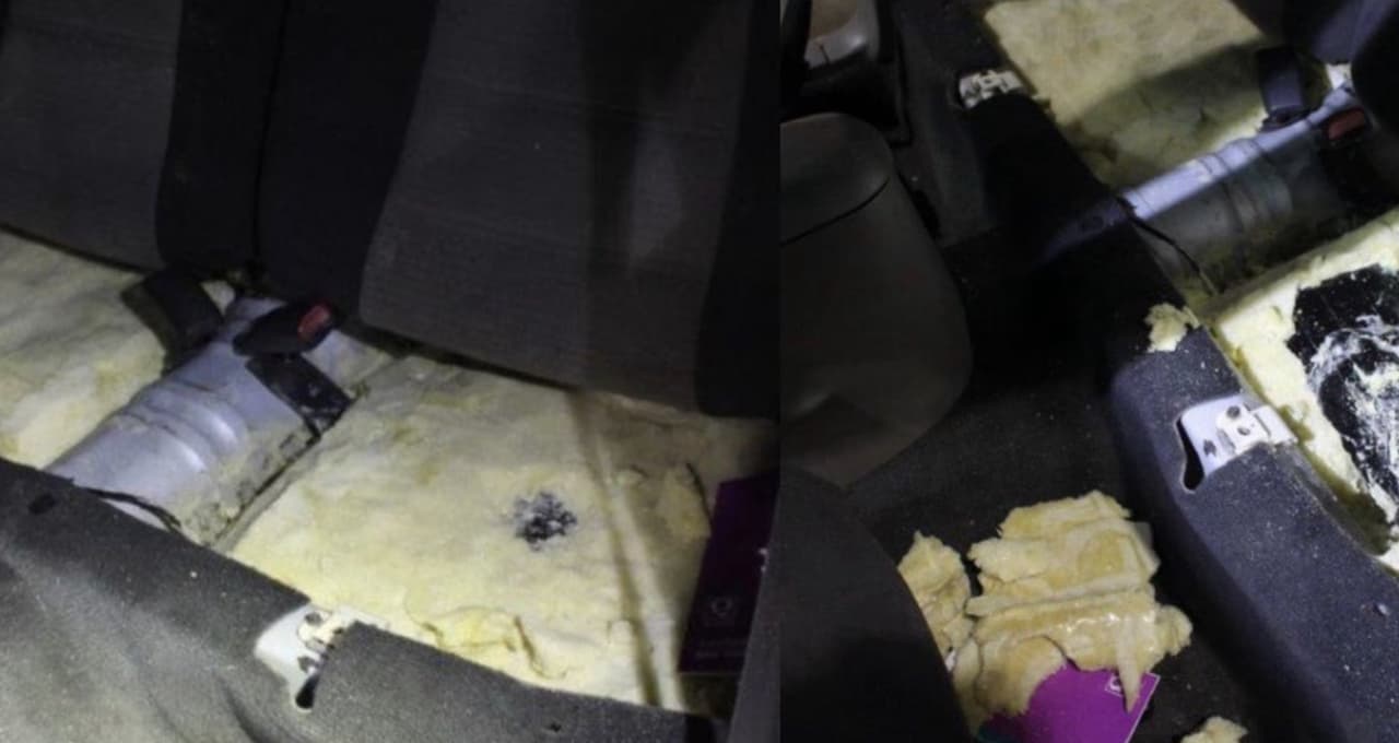 Al día siguente, los agentes encontraron otras 152,400 pastillas de fentanilo escondidas en un compartimento sobre el tanque de gasolina de un automóvil.