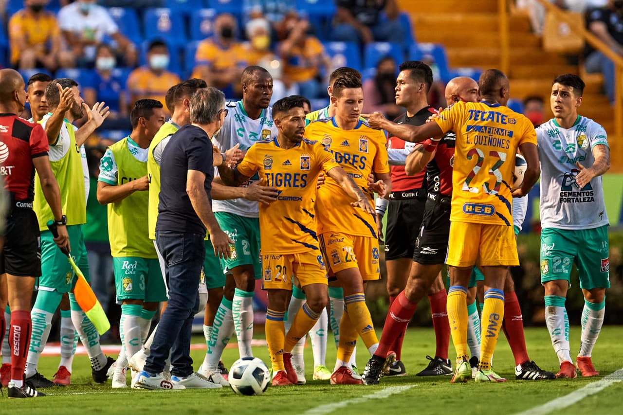 Al final de la primera parte hubo un conato de bronca.