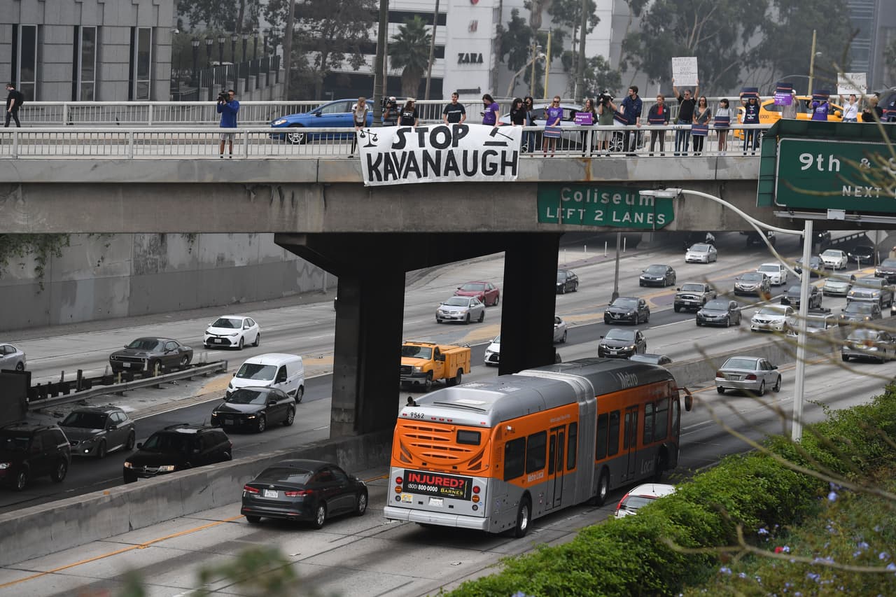 <b>“Frenen a Kavanaugh”,</b> dice una enorme pancarta colocada sobre una autopista de 
<b>Washington DC. </b>