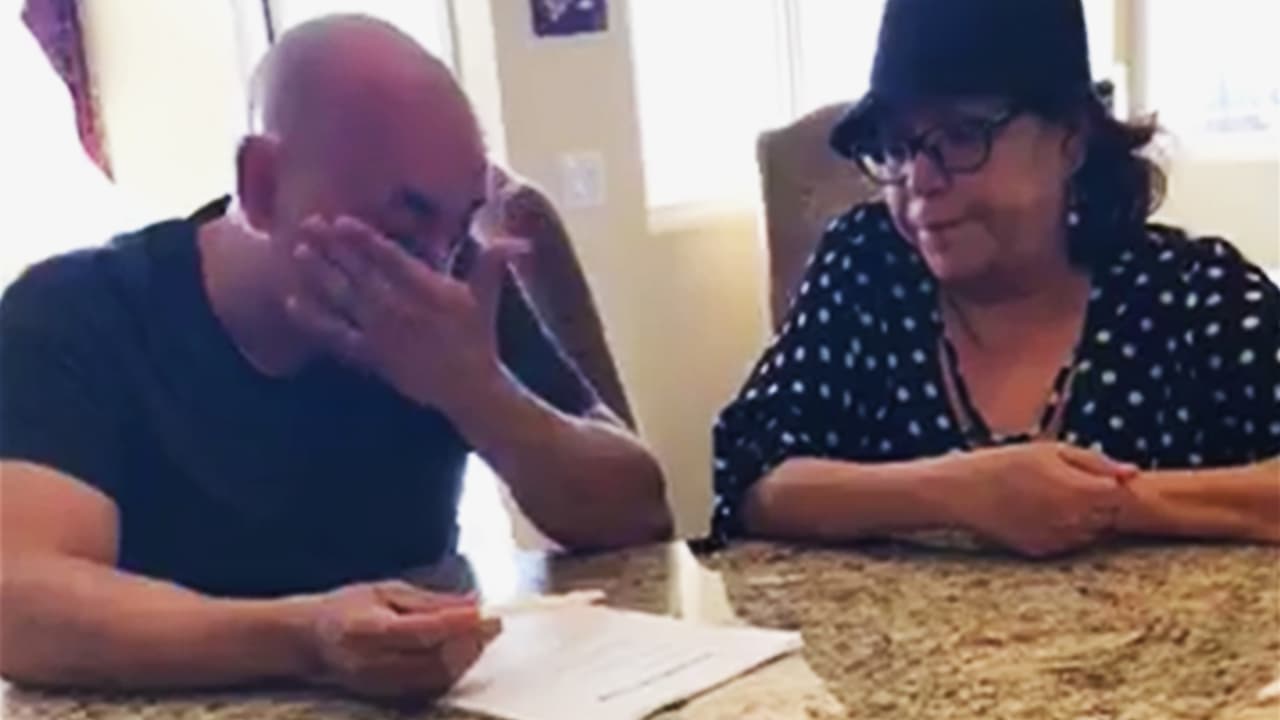 Lupillo Rivera, llorando y con la voz quebrada, le confiesa a su madre por qué se divorcia