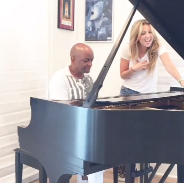 "Sacando tono con el único, el maestro @sergiogeorge1", escribió en su cuenta.